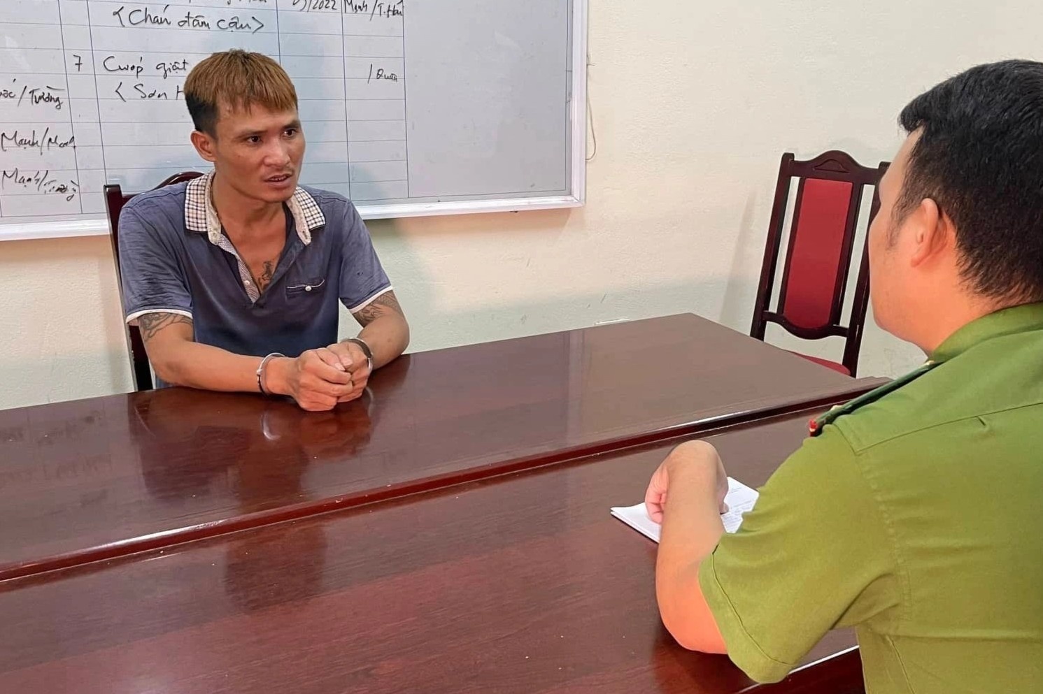 Canh sat lay cung ke giet nguoi roi bo tron bang xe khach hinh anh