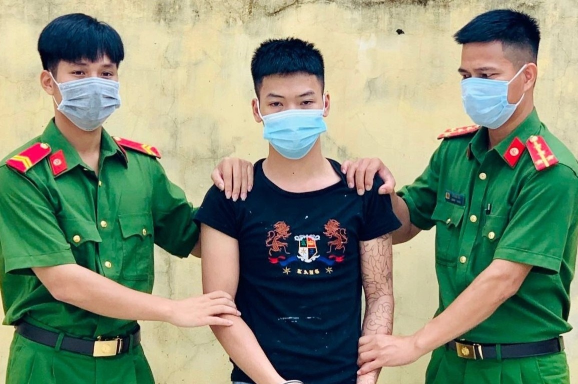 Bat giu thanh nien mang lenh truy na ve toi hiep dam hinh anh