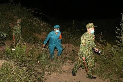 Dua nguoi Trung Quoc vuot bien bang sam oto hinh anh