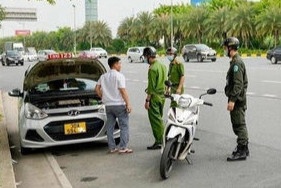 Tai xe taxi hanh hung nhan vien an ninh hang khong o Noi Bai hinh anh