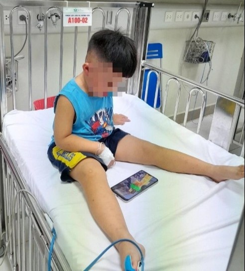 chau be bi nhot trong tu cap dong anh 1