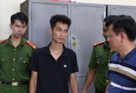 Canh sat hinh su don tong luc bat ke nhot be trai vao tu  cap dong hinh anh