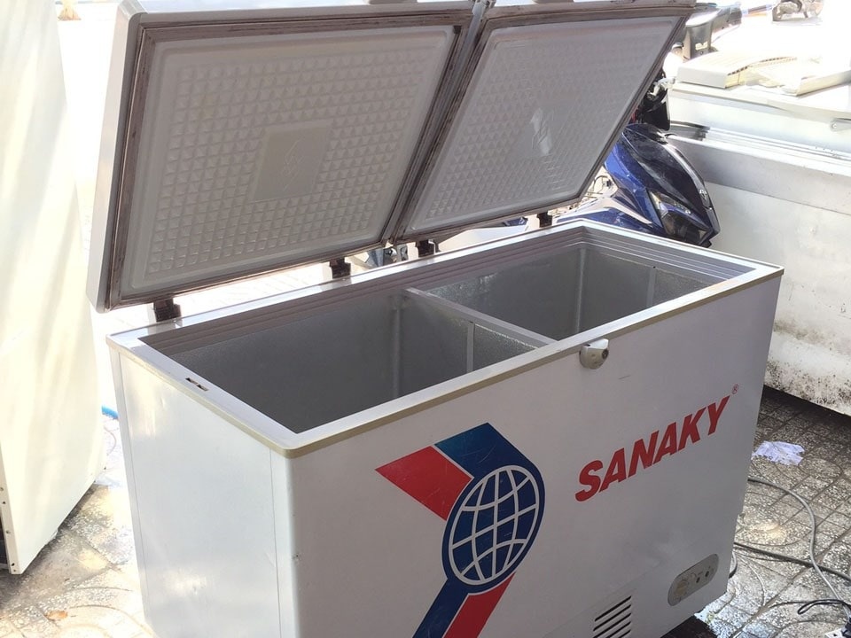 Be trai 3 tuoi bi nhot trong tu cap dong hinh anh