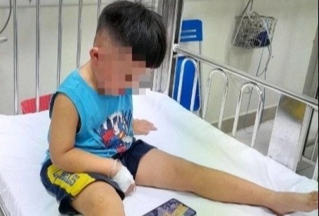 Phut hoang loan cua nguoi than khi be trai bi nhot trong tu cap dong hinh anh