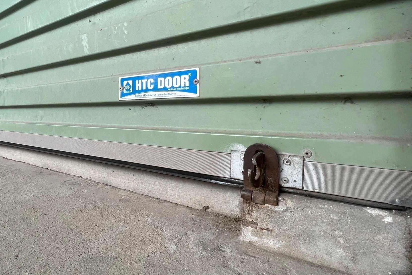 Hien truong vu be trai bi nhot trong tu cap dong hinh anh