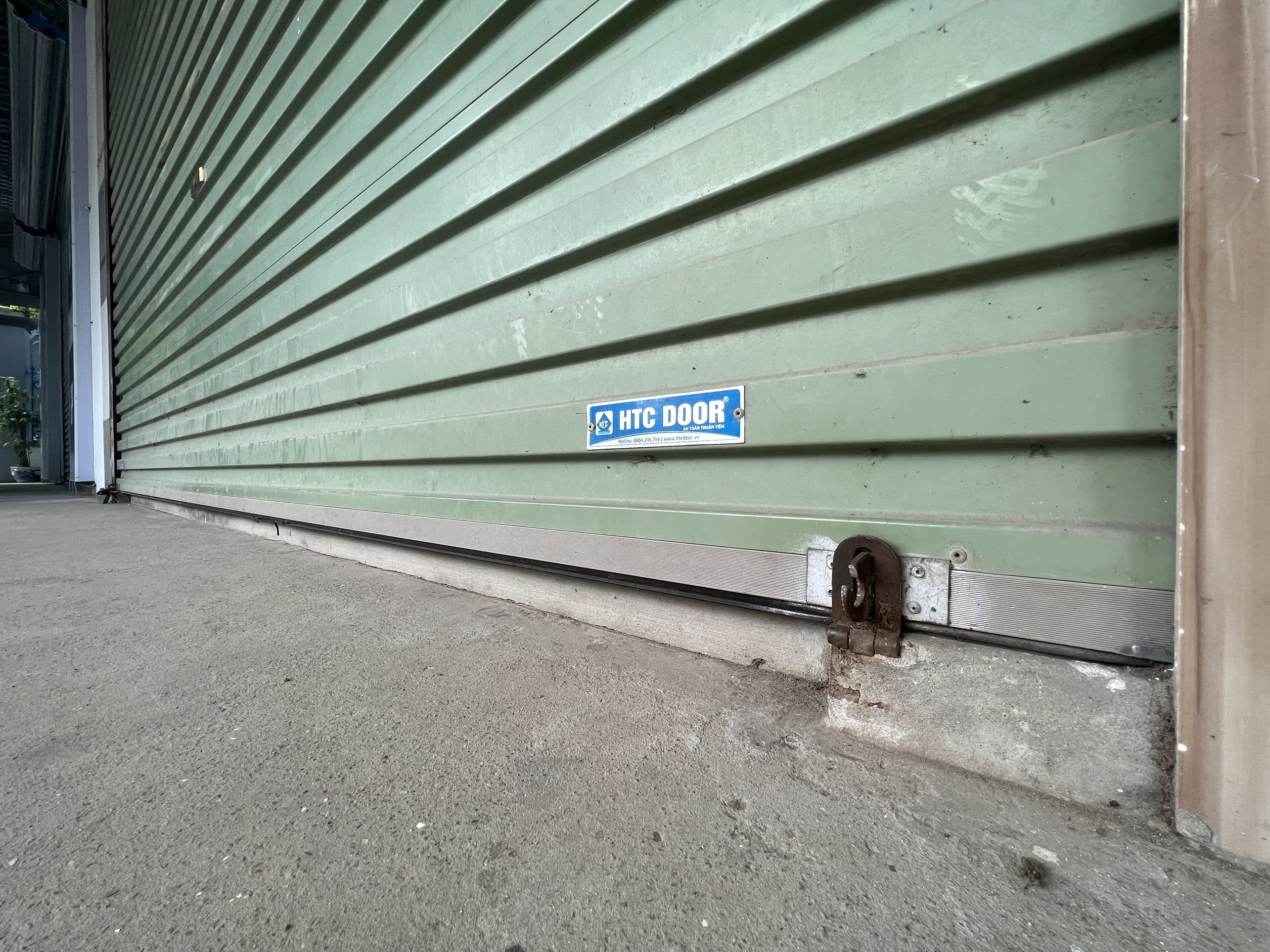 chau be bi nhot trong tu cap dong anh 4