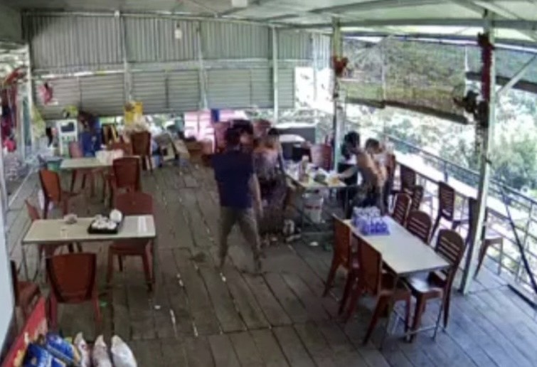 Nam thanh nien bi danh guc bang dieu cay hinh anh