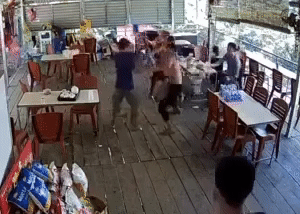 Nam thanh nien bi danh bang dieu cay hinh anh