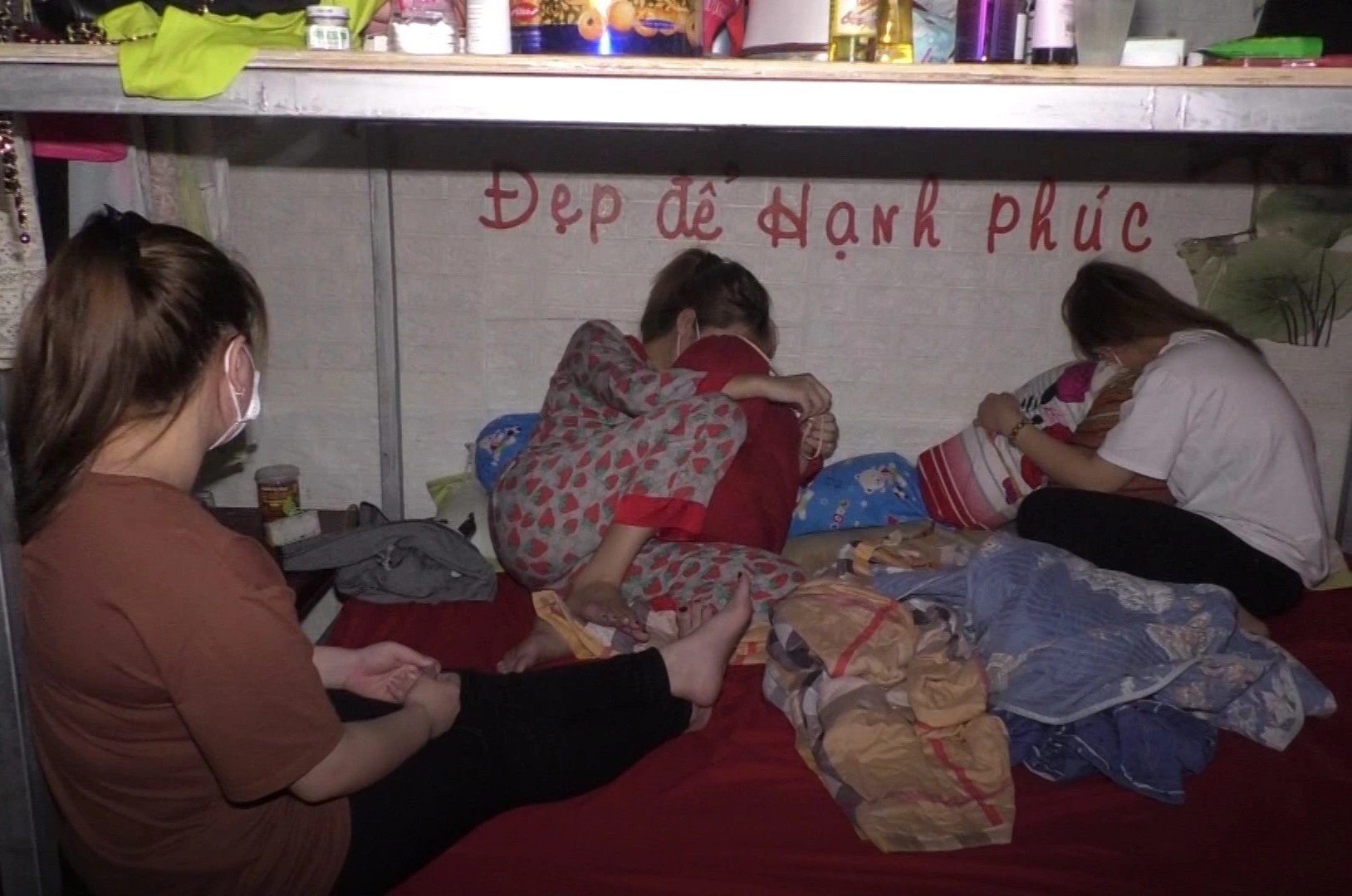 Canh sat kham xet noi o cua 17 gai ban dam hinh anh