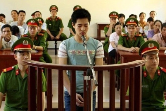 An mang o cua hang tap hoa va bieu hien bat thuong cua nam sinh lop 12 hinh anh