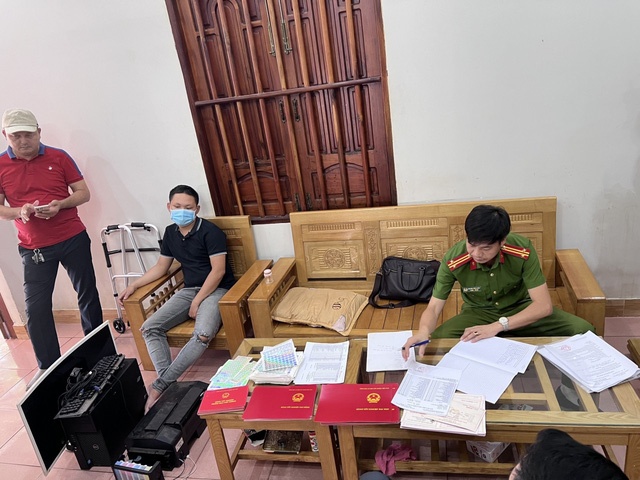 lam gia ho chieu anh 2