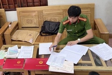 Bo Cong an triet pha duong day lam gia ho chieu, bang lai, so do hinh anh