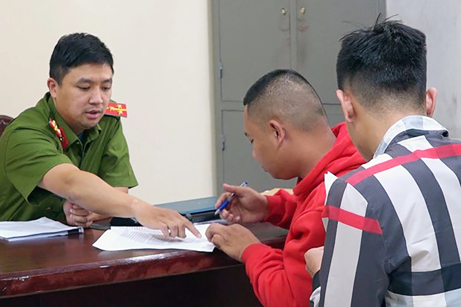 9 nguoi bi tam giu vi cho vay voi lai suat hon 500% moi nam hinh anh