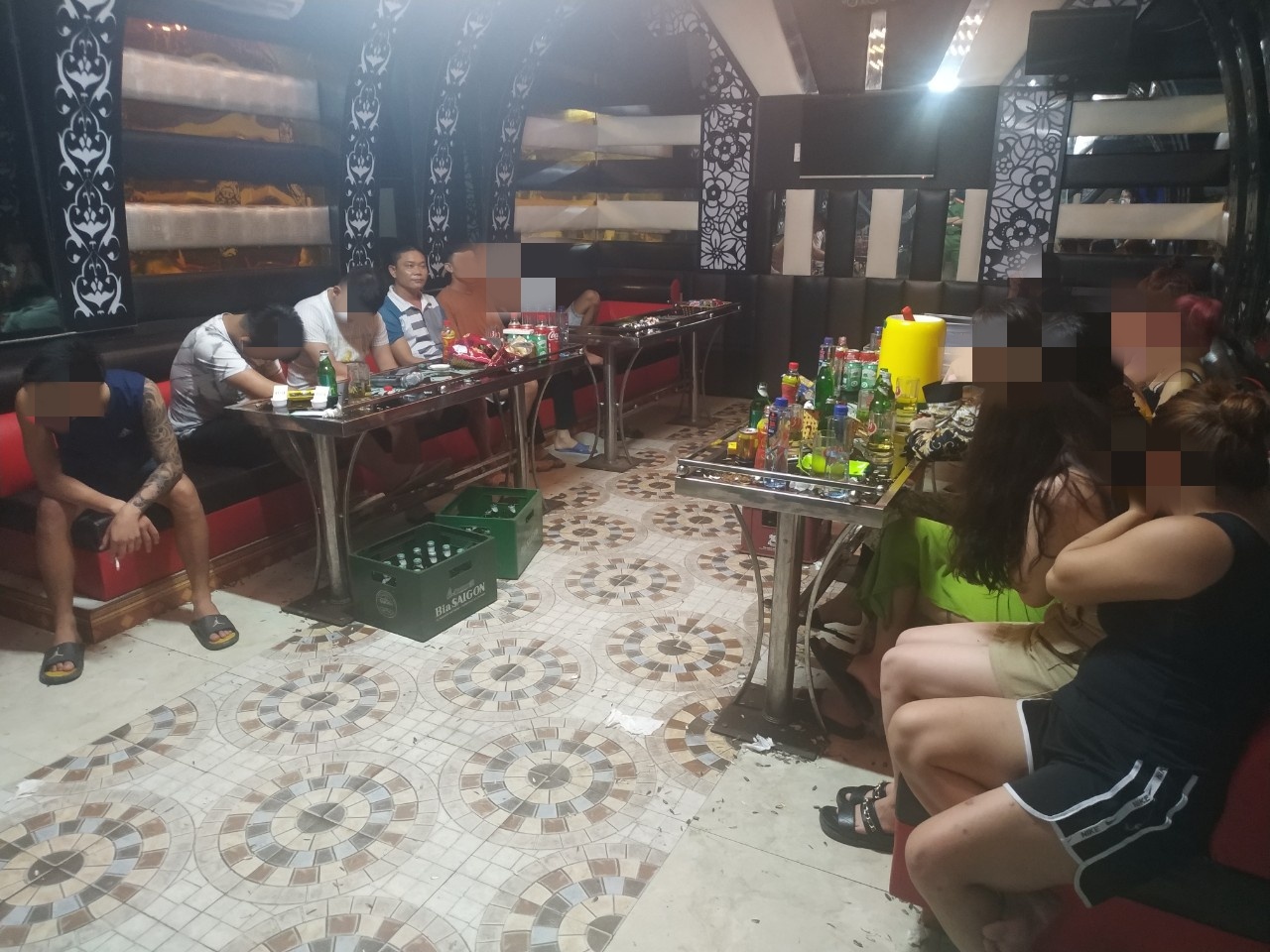 Nhan vien karaoke ban dam anh 1