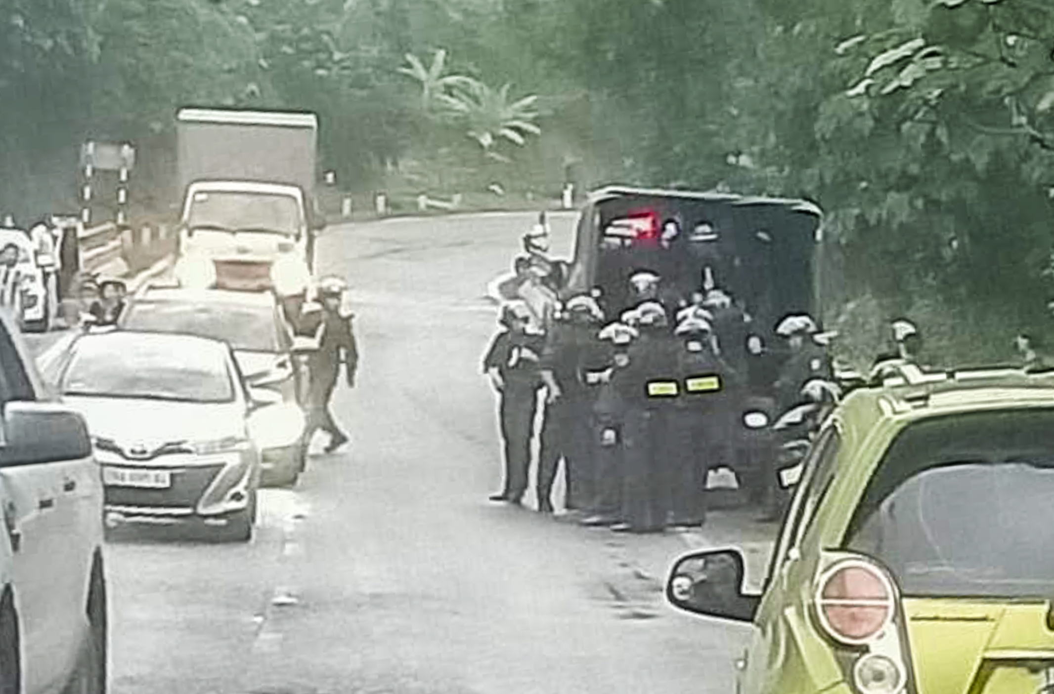 Hang chuc CSCD truy bat ke sat hai me vo, chem 3 nguoi than hinh anh