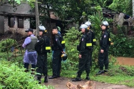 Vu con re truy sat gia dinh vo: Nghi pham vao nha dan xin thuc an? hinh anh