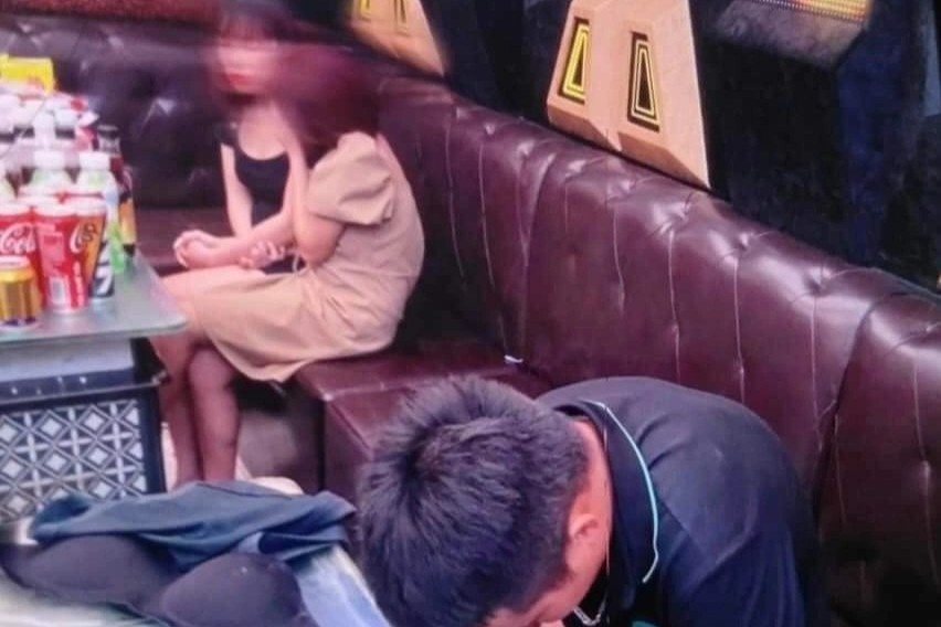 Thieu nu 15 tuoi ban dam tai quan karaoke hinh anh