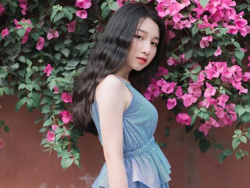 Ngam Hoi An mua hoa giay qua loat anh check-in cua gioi tre hinh anh