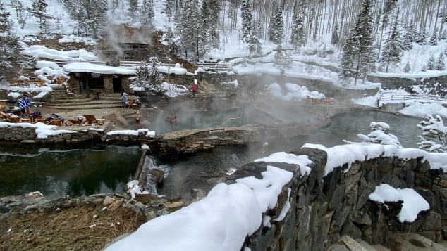 Suoi nuoc nong My cho khach tam khoa than giua tuyet hinh anh