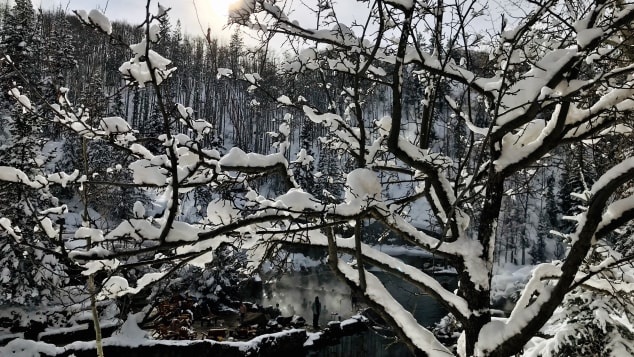 quan ao khong bat buoc o suoi nuoc nong anh 1