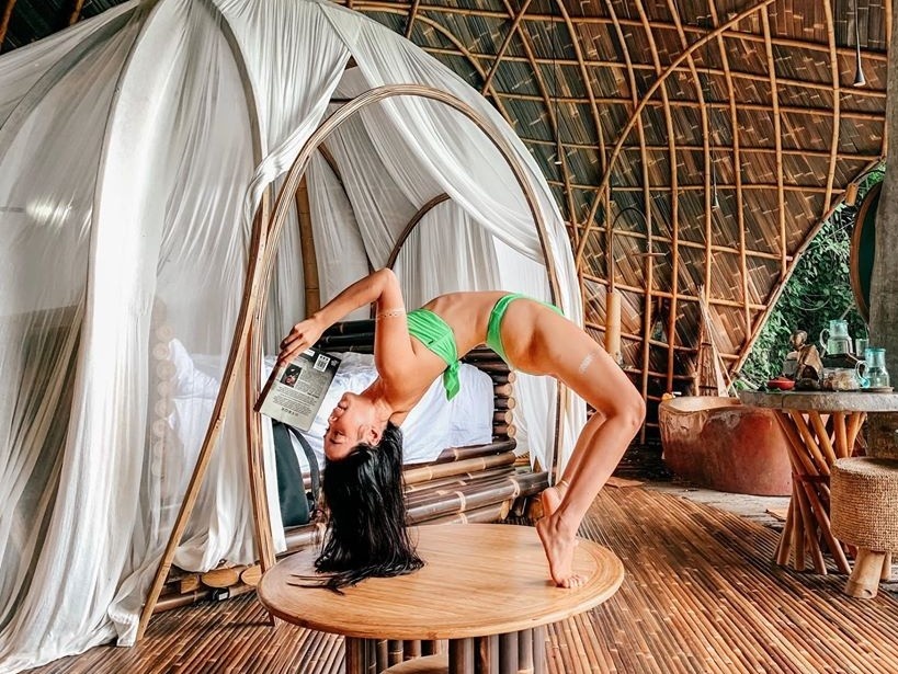 Co gai truyen cam hung tap yoga qua nhung chuyen xe dich hinh anh