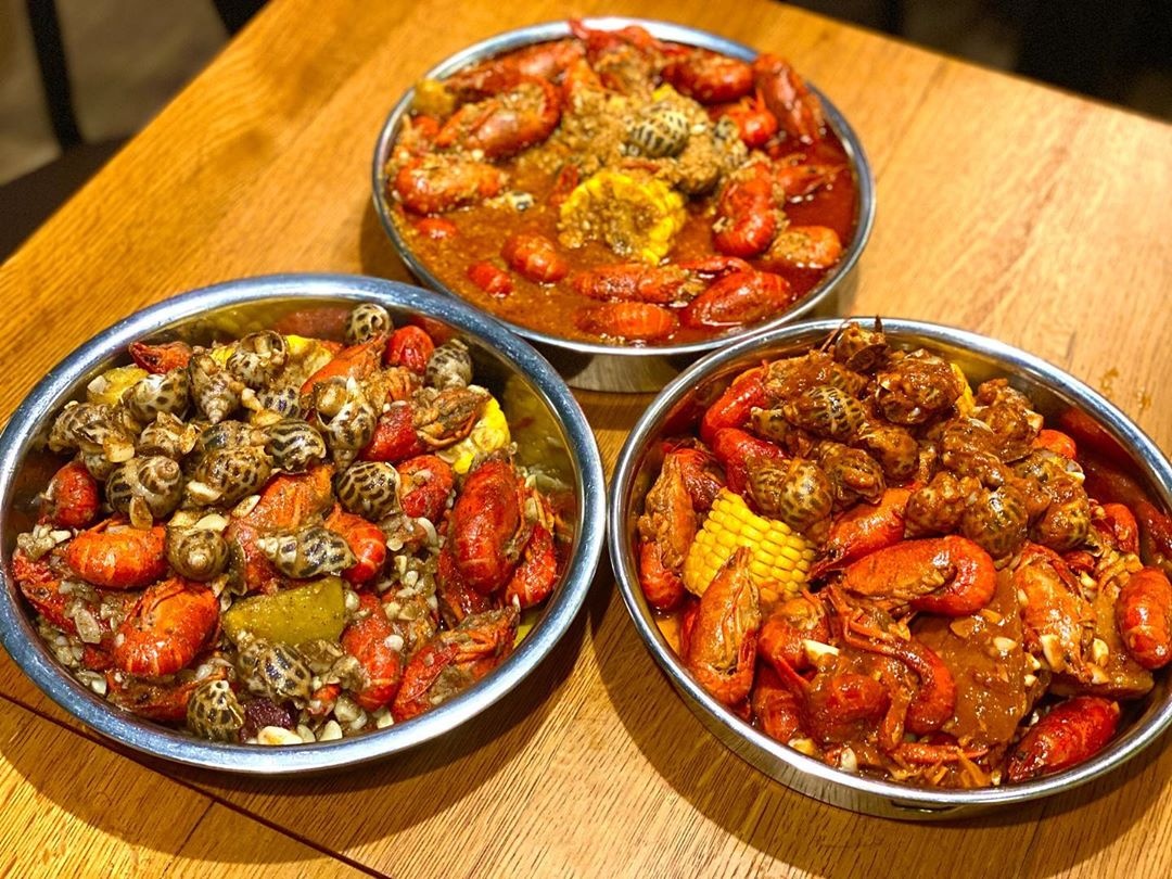 Dua tiec hai san ve nha voi 3 quan crawfish o TP.HCM hinh anh