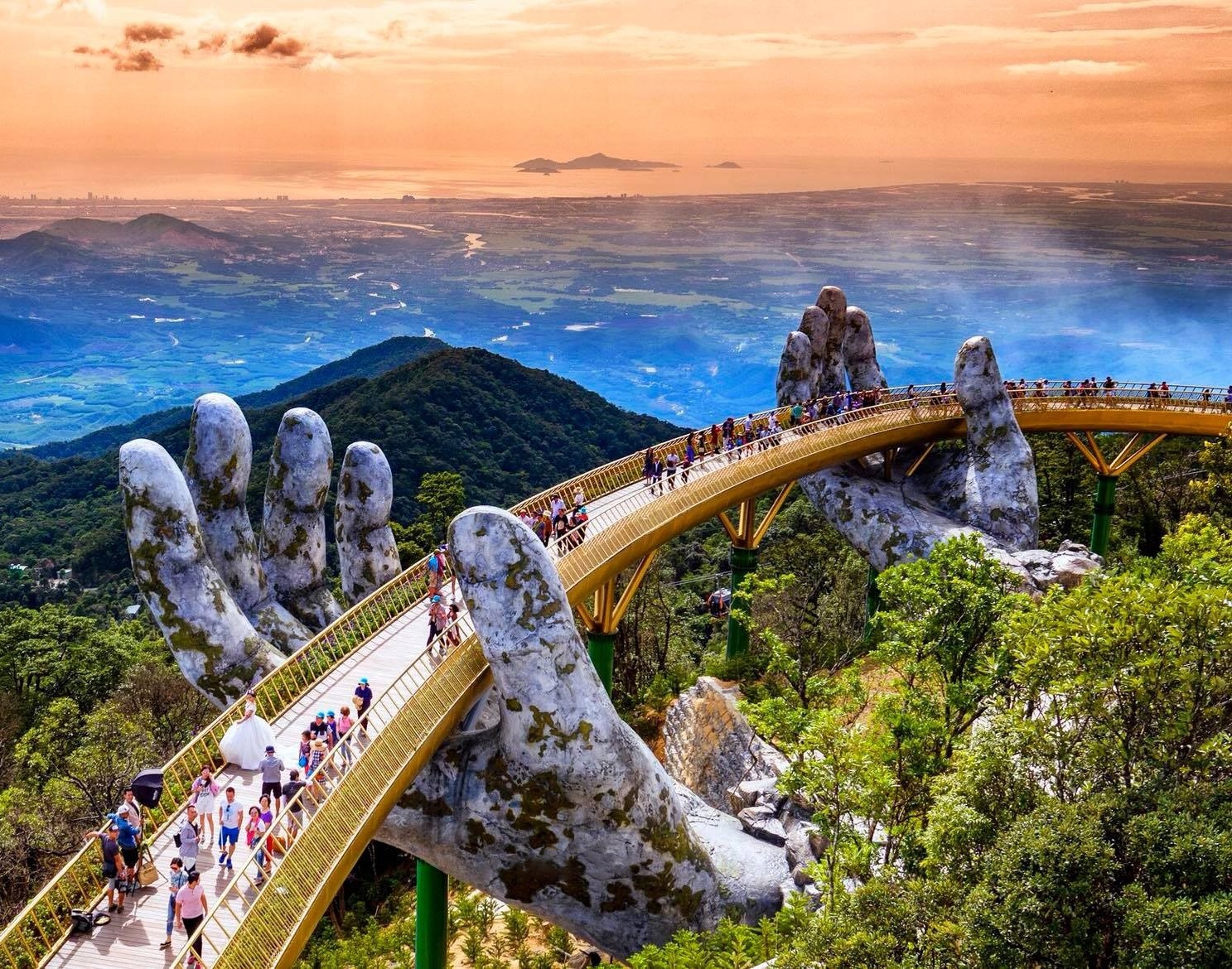 Cau Vang duoc bao Tay ca ngoi la tuyet tac the gioi hinh anh