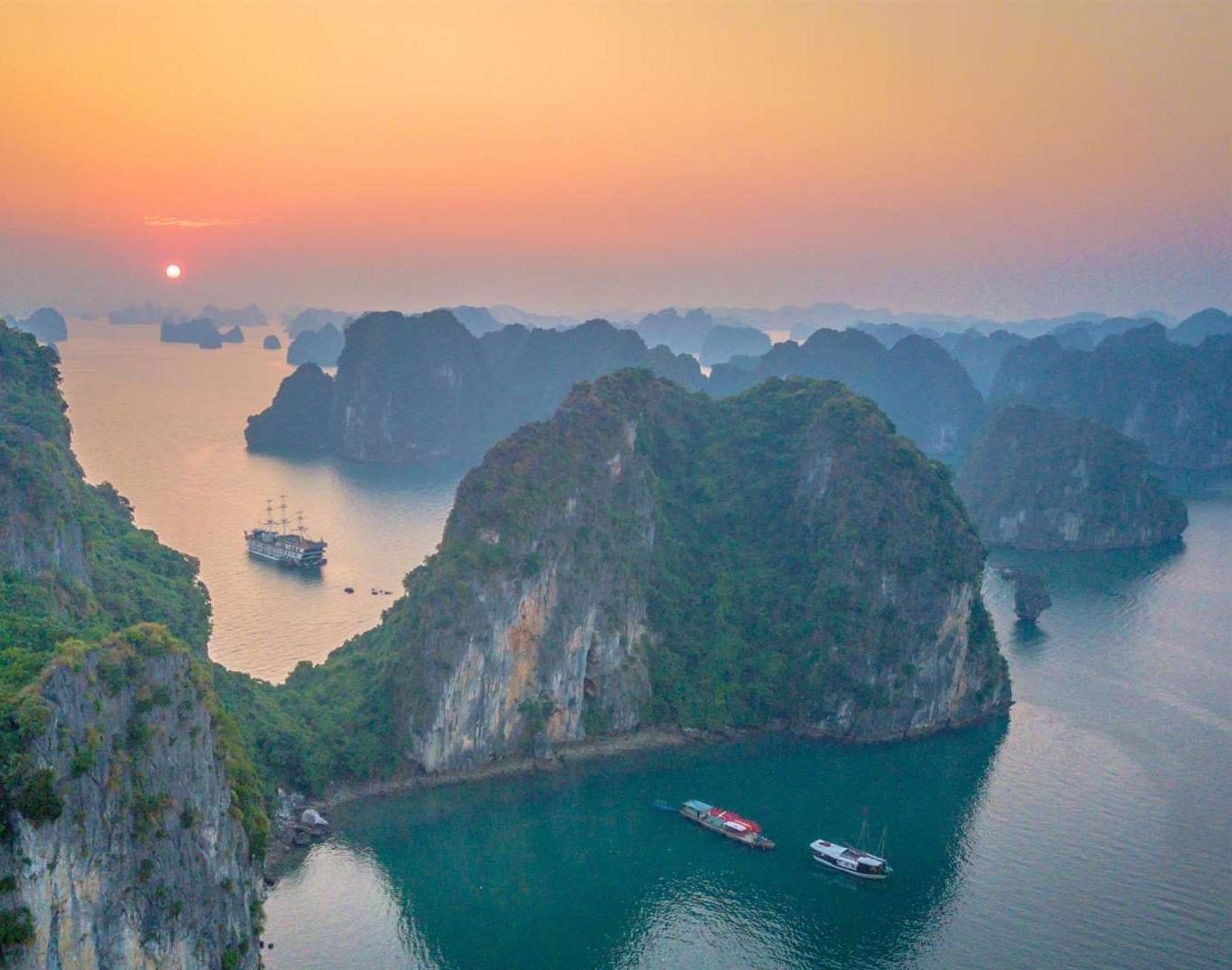 Bao Tay goi y vinh Ha Long la diem ngam binh minh dep tren the gioi hinh anh