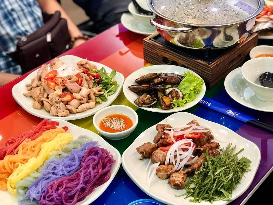 Lau cau vong va loat mon ruc ro hut gioi tre tai TP.HCM hinh anh