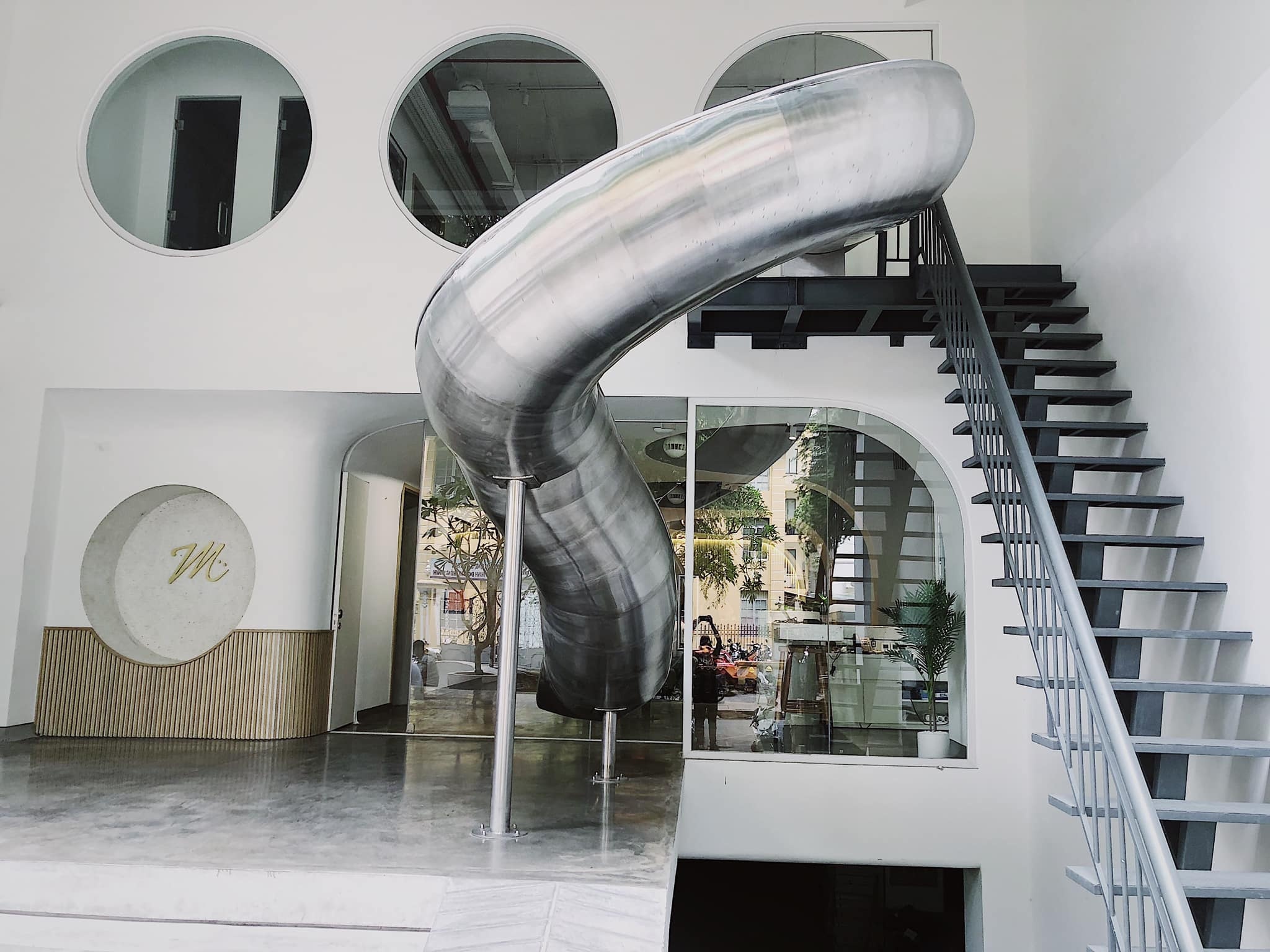 Quan ca phe co cau truot tai TP.HCM hinh anh