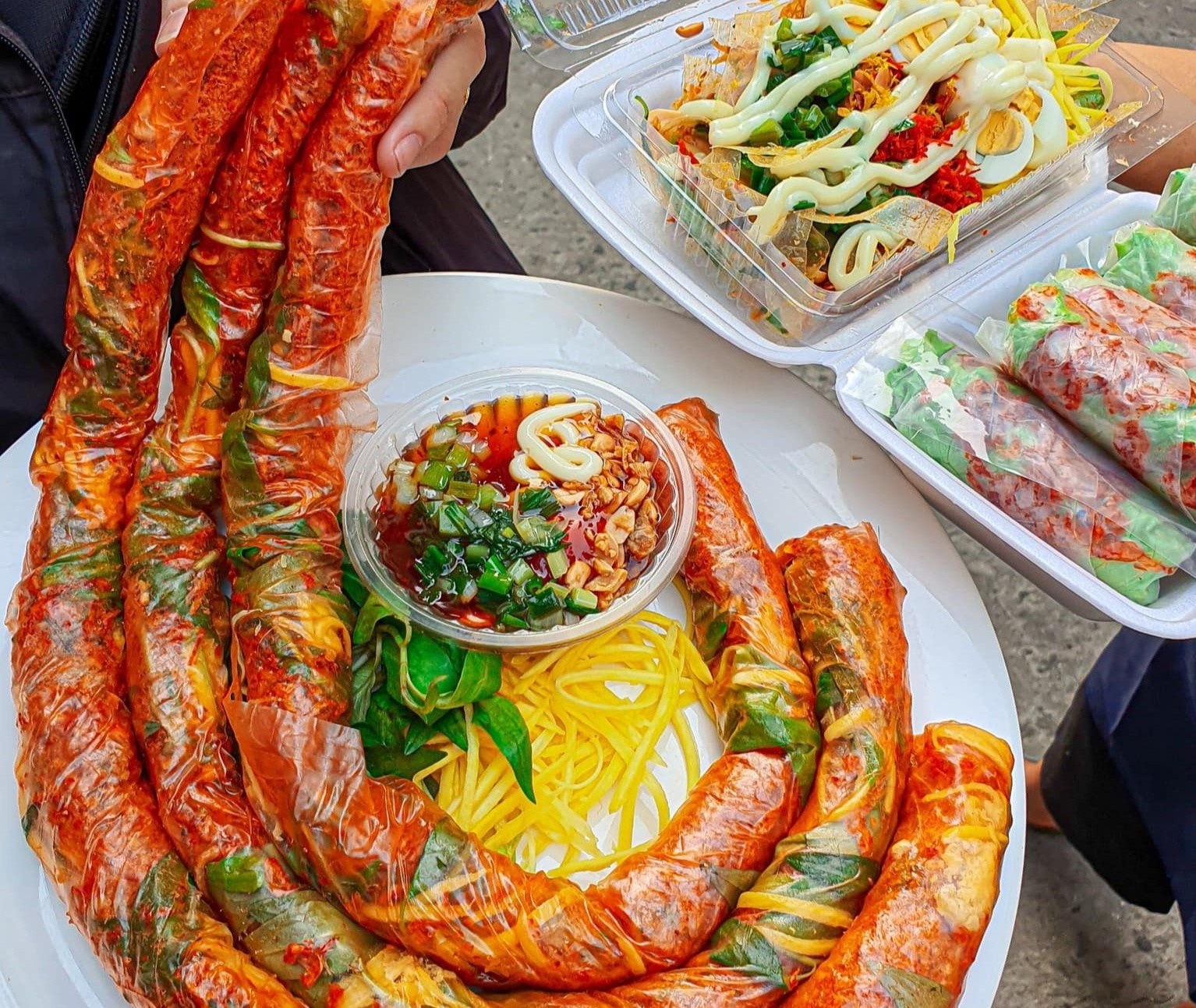 Banh trang cuon 1 m, tra sua bun va loat mon thu vi tai TP.HCM hinh anh