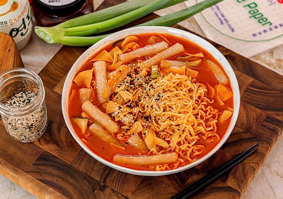 Lam tokbokki, ha cao va loat mon ngon tu banh trang hinh anh