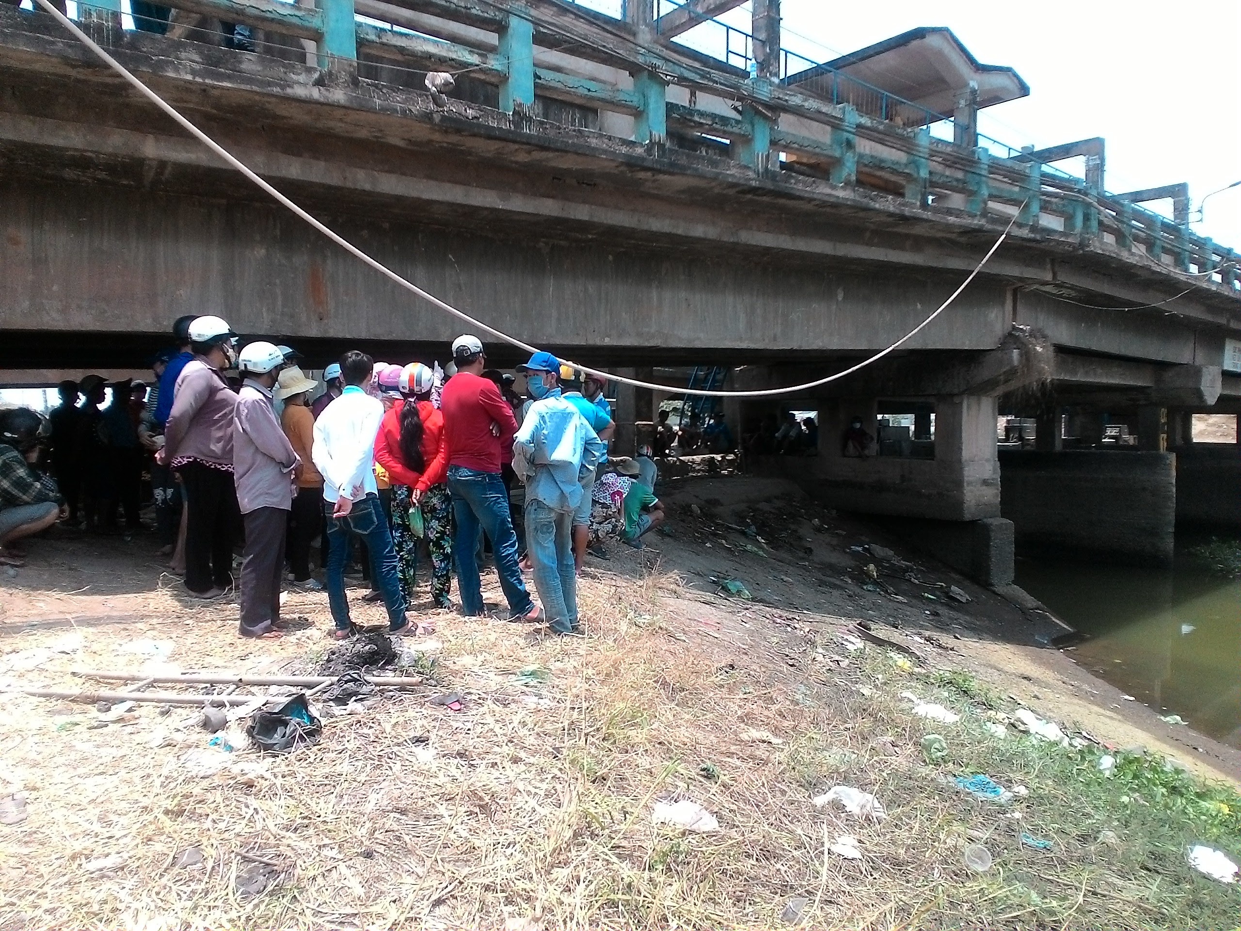 Nam thanh nien bat ngo nhay cau tu van hinh anh