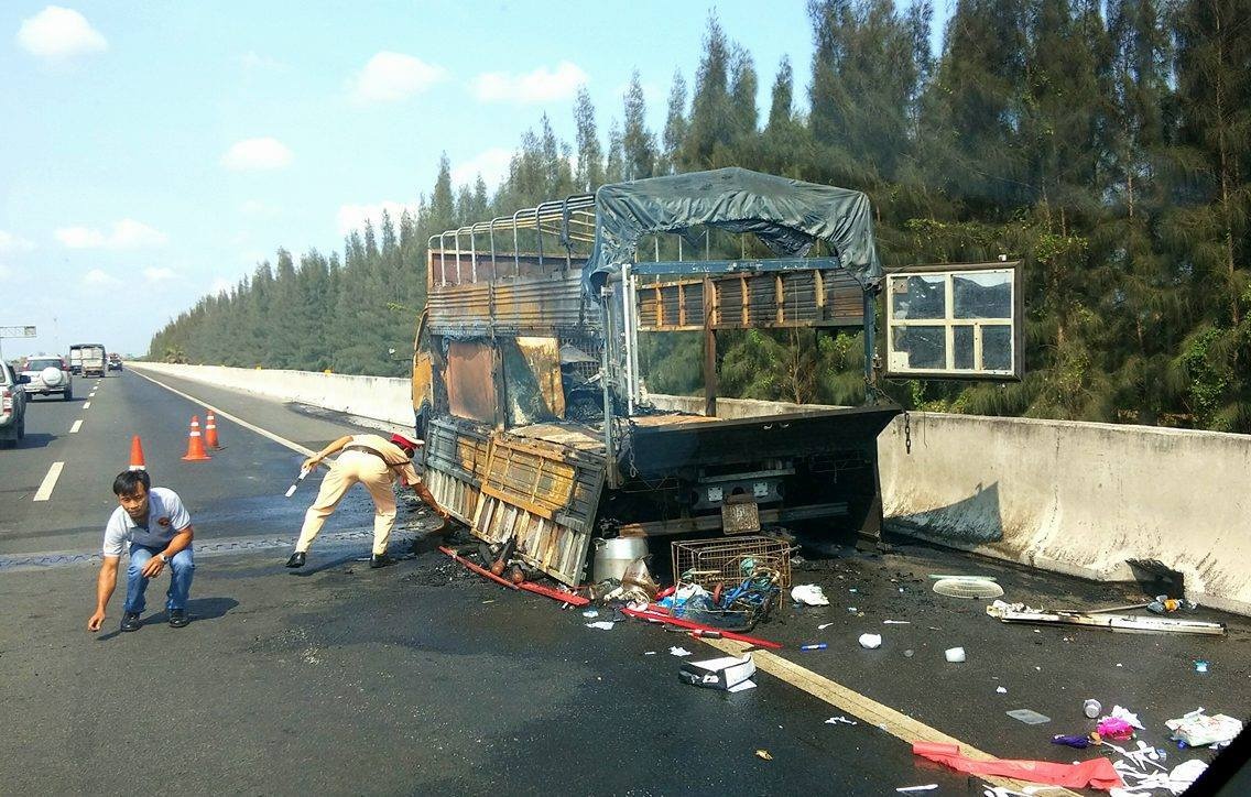 chay xe tai chuyen nha tren cao toc anh 1