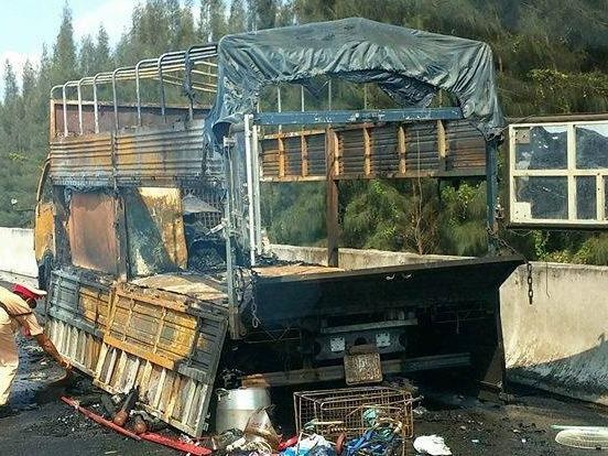 Xe tai chay rui tren cao toc Trung Luong hinh anh