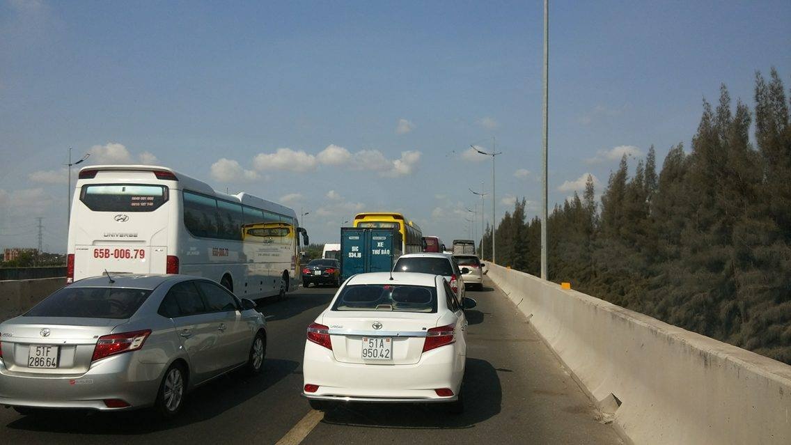 chay xe tai chuyen nha tren cao toc anh 2