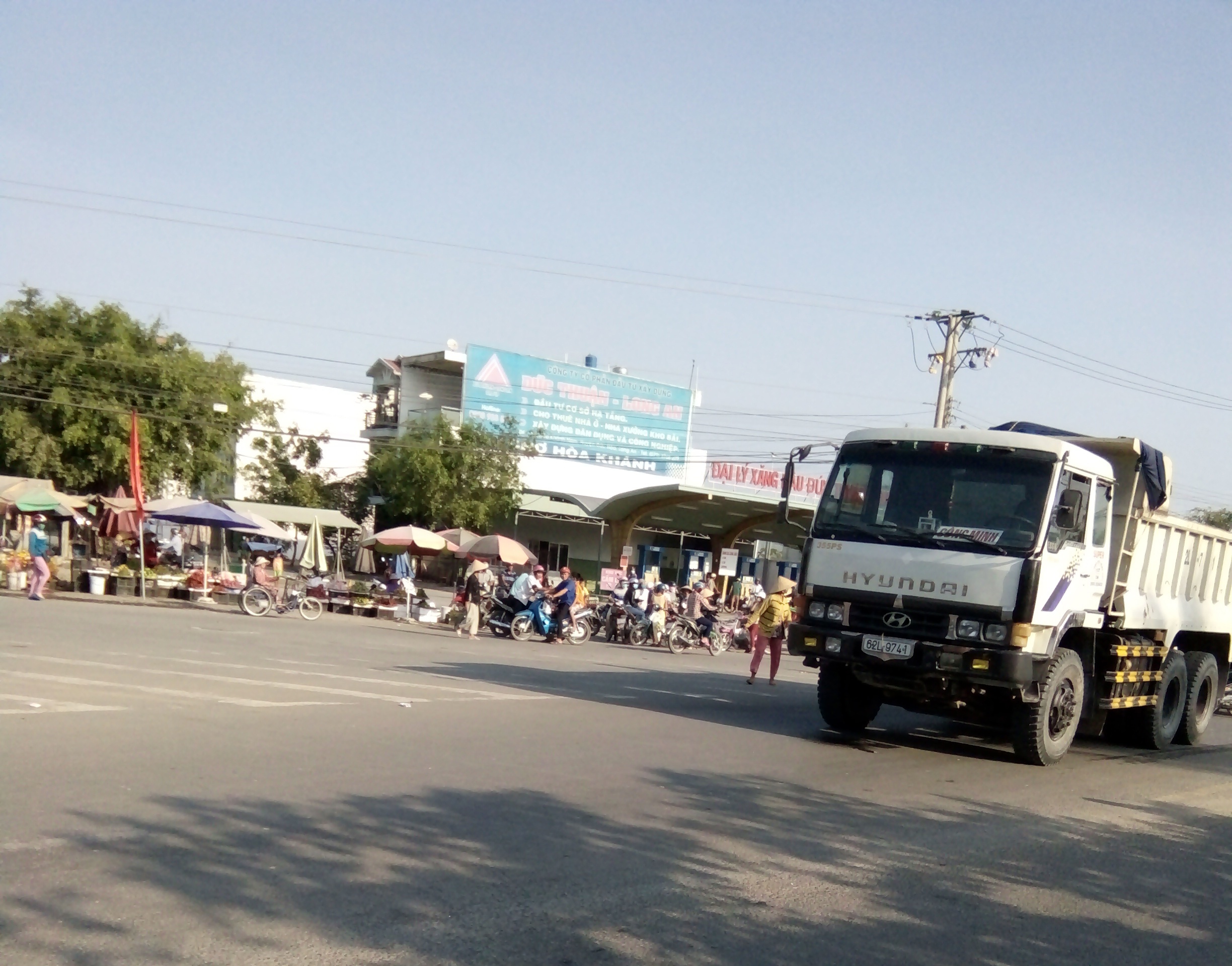 nu cong nhan bi xe can o Long An anh 1