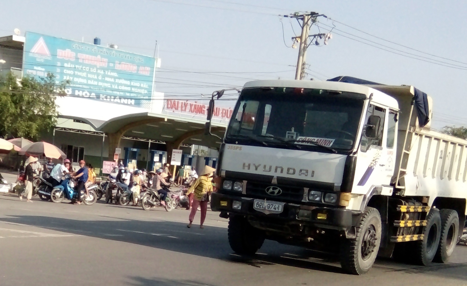 Nu cong nhan tu vong duoi banh xe ben hinh anh