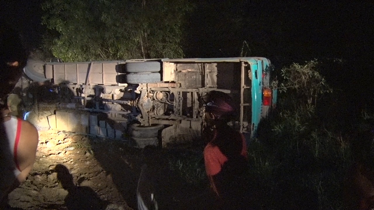 xe cho cong nhan lat ngang duoi ruong 19 nguoi thuong vong anh 1