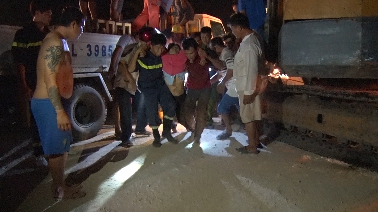 Xe cho cong nhan lat duoi ruong, 25 nguoi keu cuu hinh anh