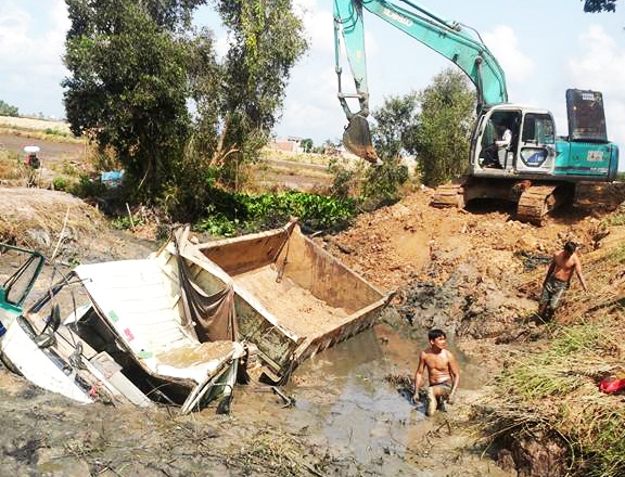 Xe ben lao xuong muong, tai xe chet trong cabin hinh anh