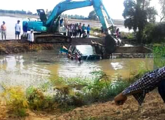 Xe ben trợt xuống mương, tài xế chết trong cabin ảnh 1 Xe ben trot xuong muong, tai xe chet trong cabin anh 1