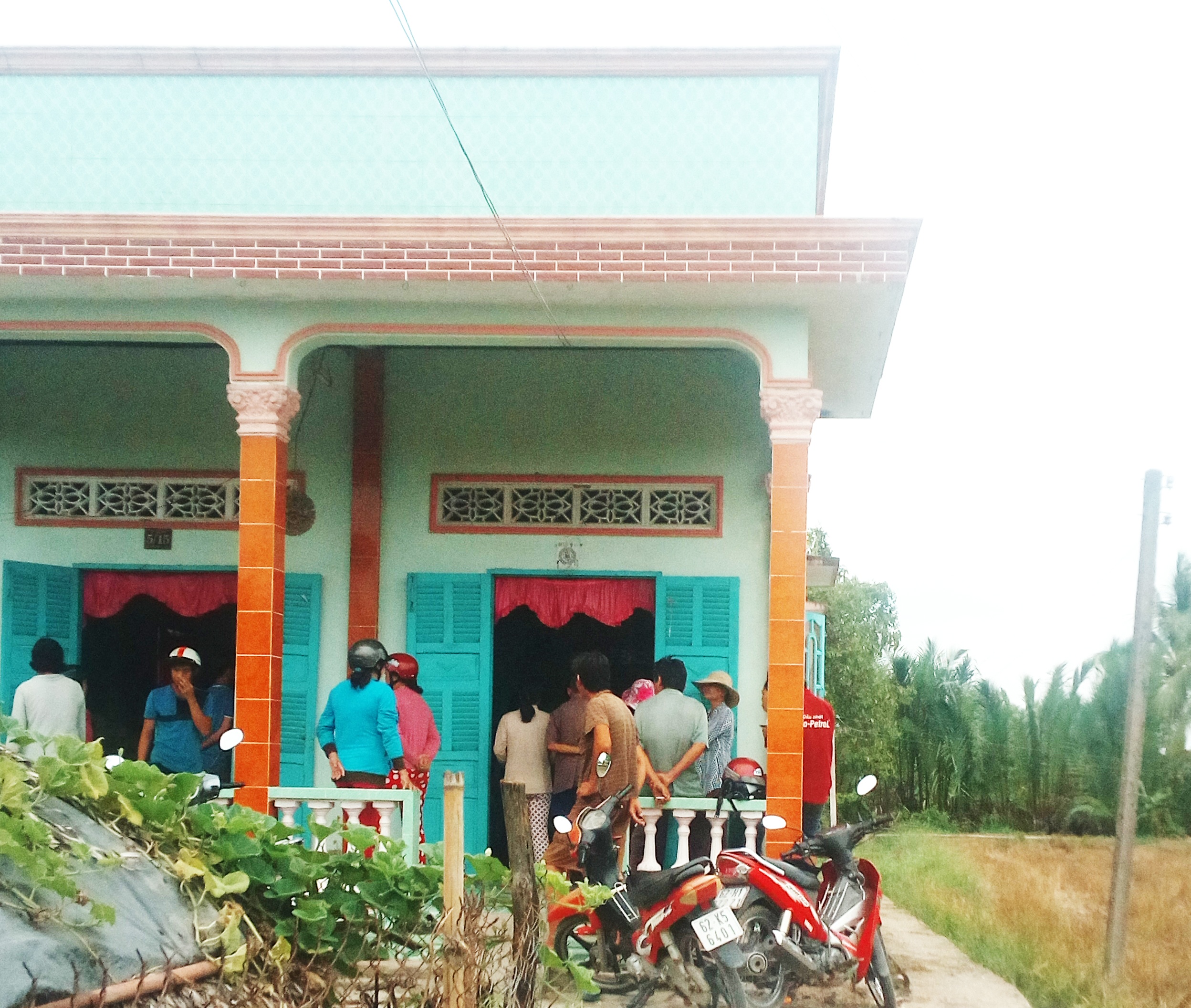 Lam them dip he, nam sinh lop 11 bi dien giat tu vong hinh anh