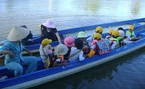 Be 4 tuoi roi xuong kenh tu vong sau vu va cham vo lai hinh anh