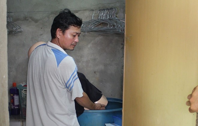 Nguoi than lat mat ke giet vo roi cho xac ve que chon cat hinh anh