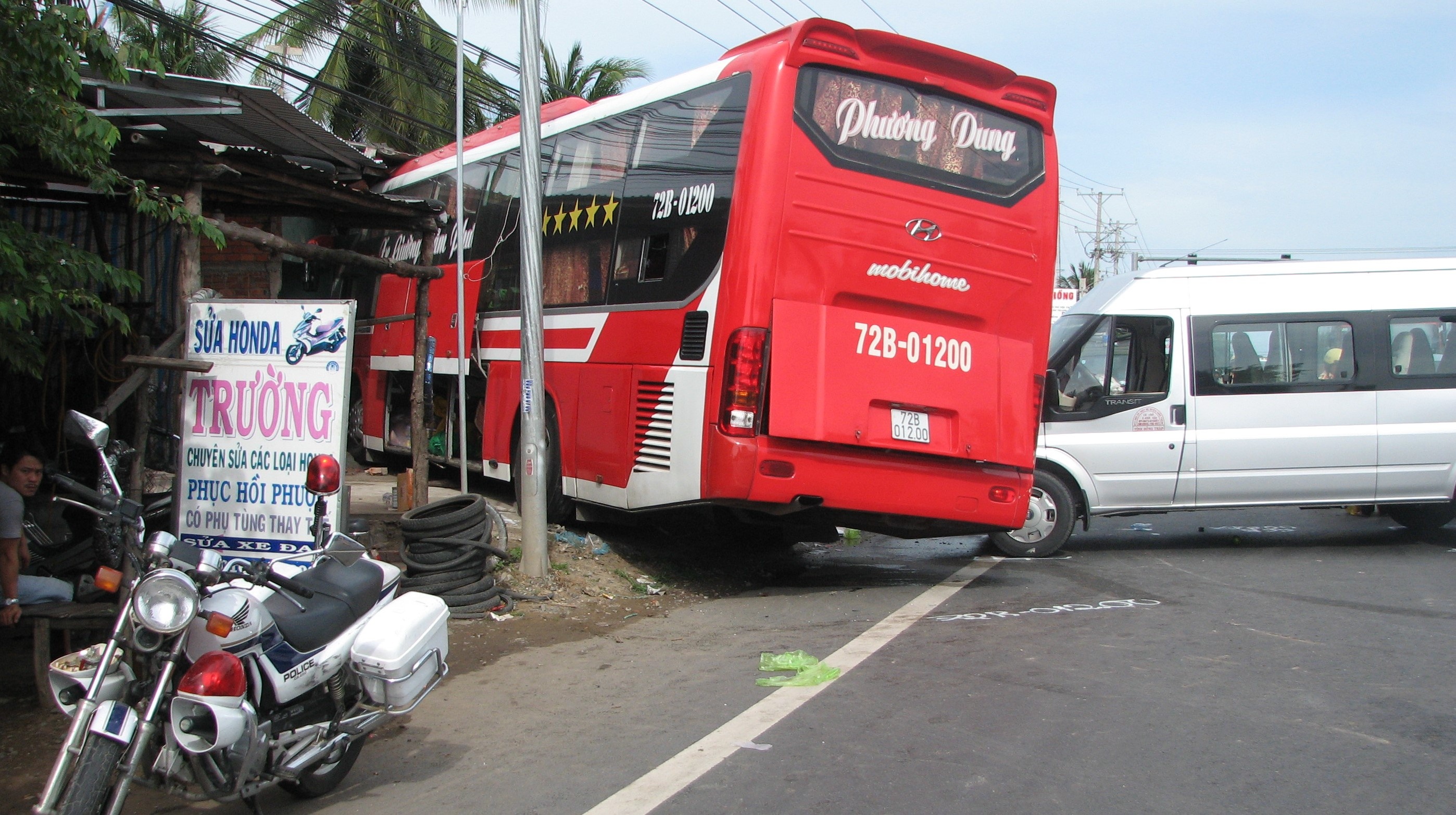 Xe khach giuong nam tong sap nha dan o mien Tay hinh anh