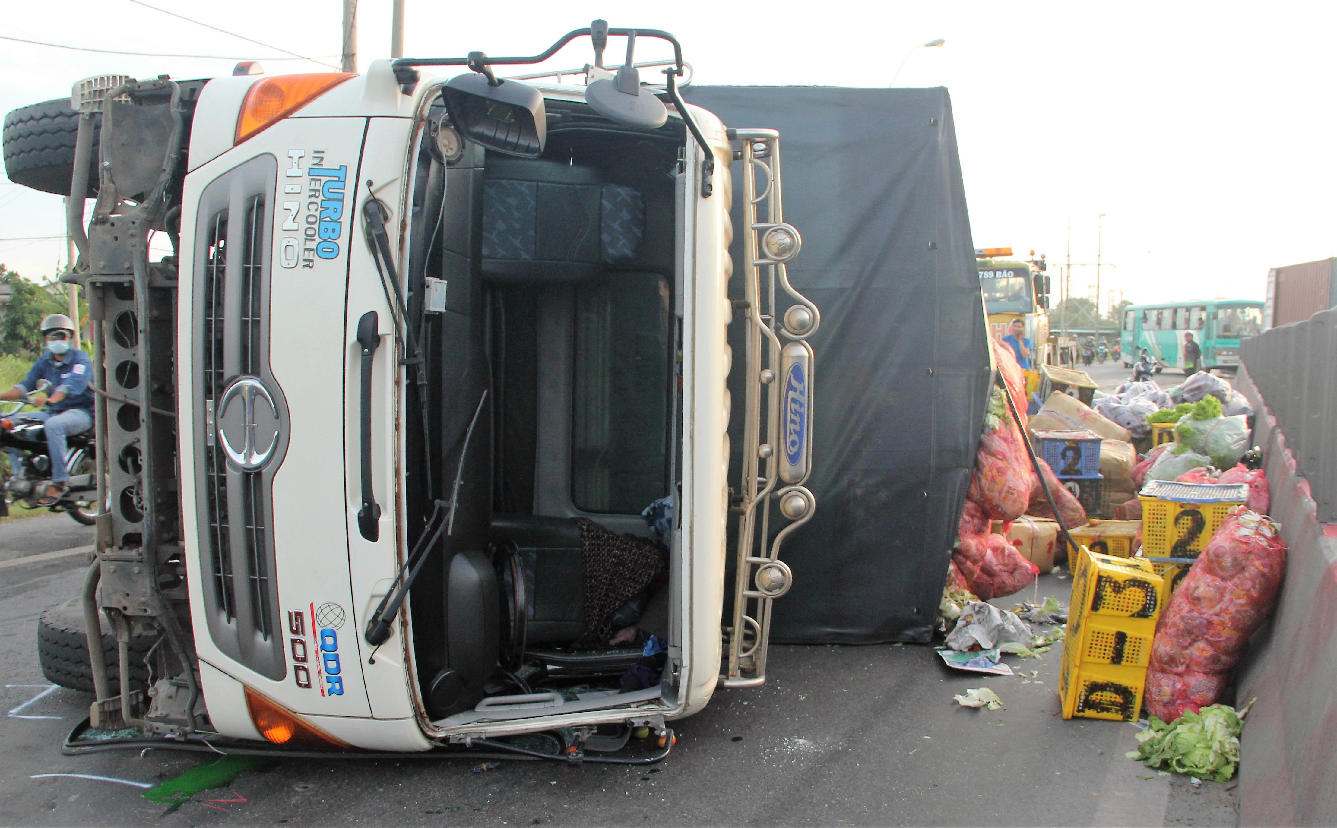 Lat xe cho nong san, quoc lo un tac nhieu km hinh anh