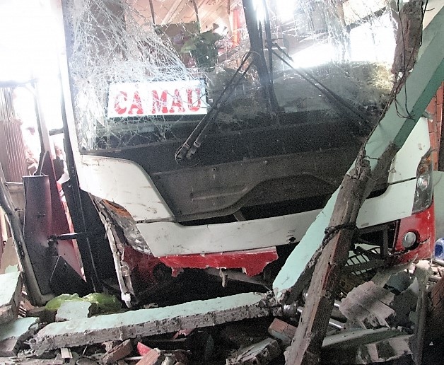 Tai nan lien hoan o Tien Giang,  xe khach giuong nam tong sap nha dan anh 2