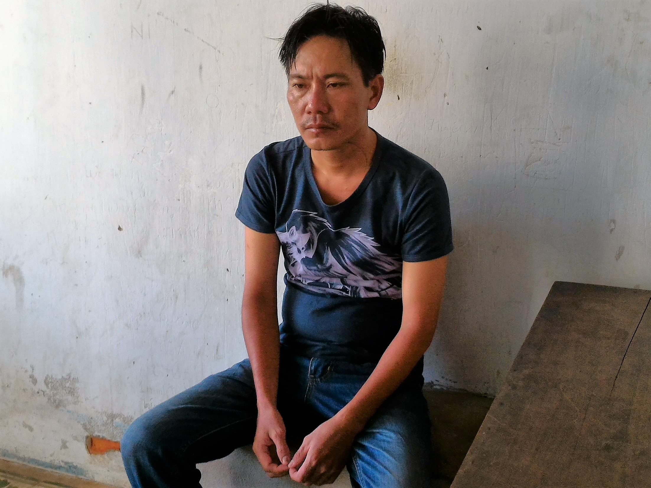 Ma men mang dao vào trụ sở công an xã trả thù ảnh 1 Ma men mang dao vao tru so cong an xa tra thu anh 1