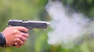 Thoi chuc quyen truong cong an xa no sung vao truong ga hinh anh